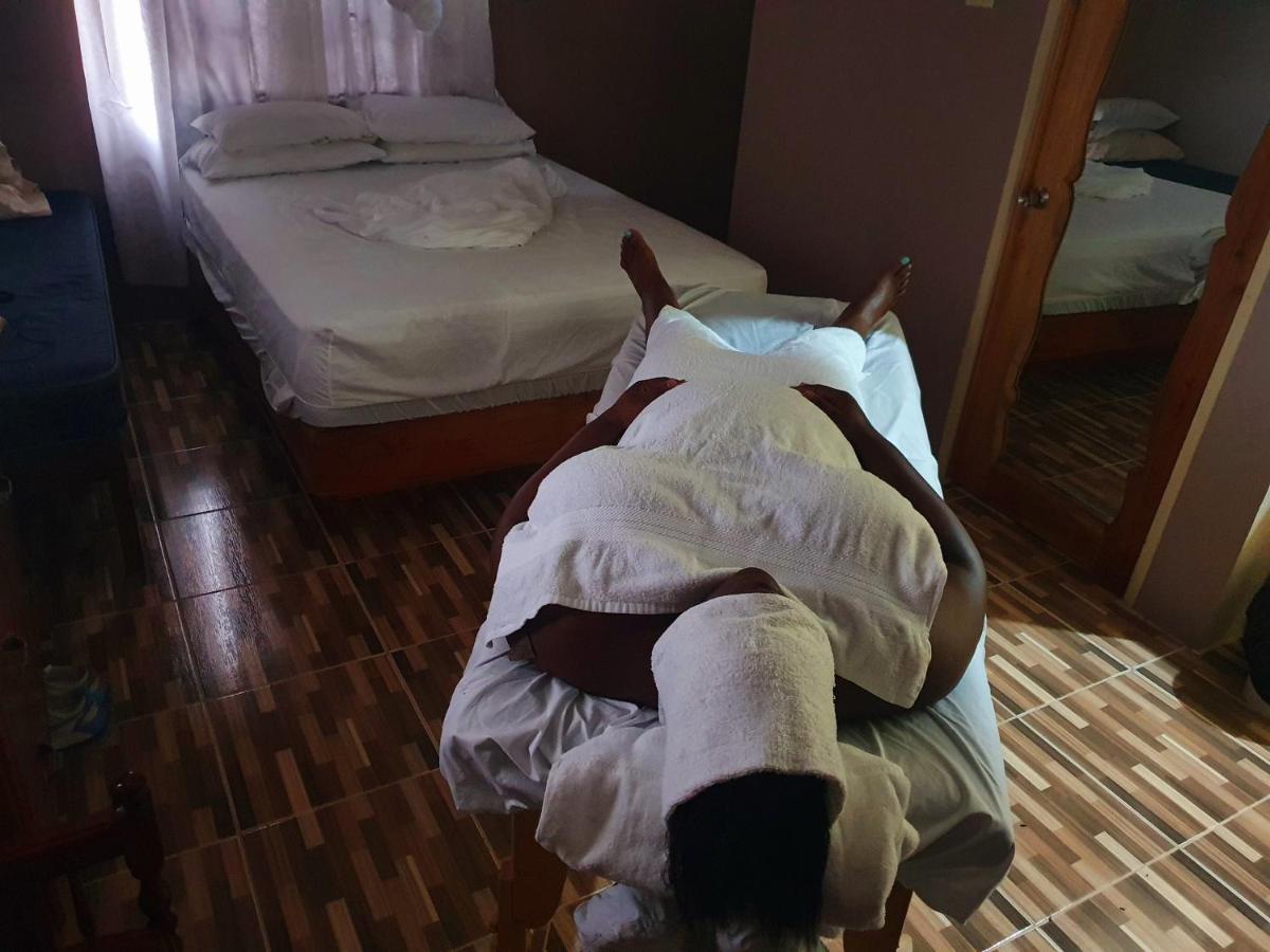 Mesmerize Guest House ポート・アントニオ エクステリア 写真