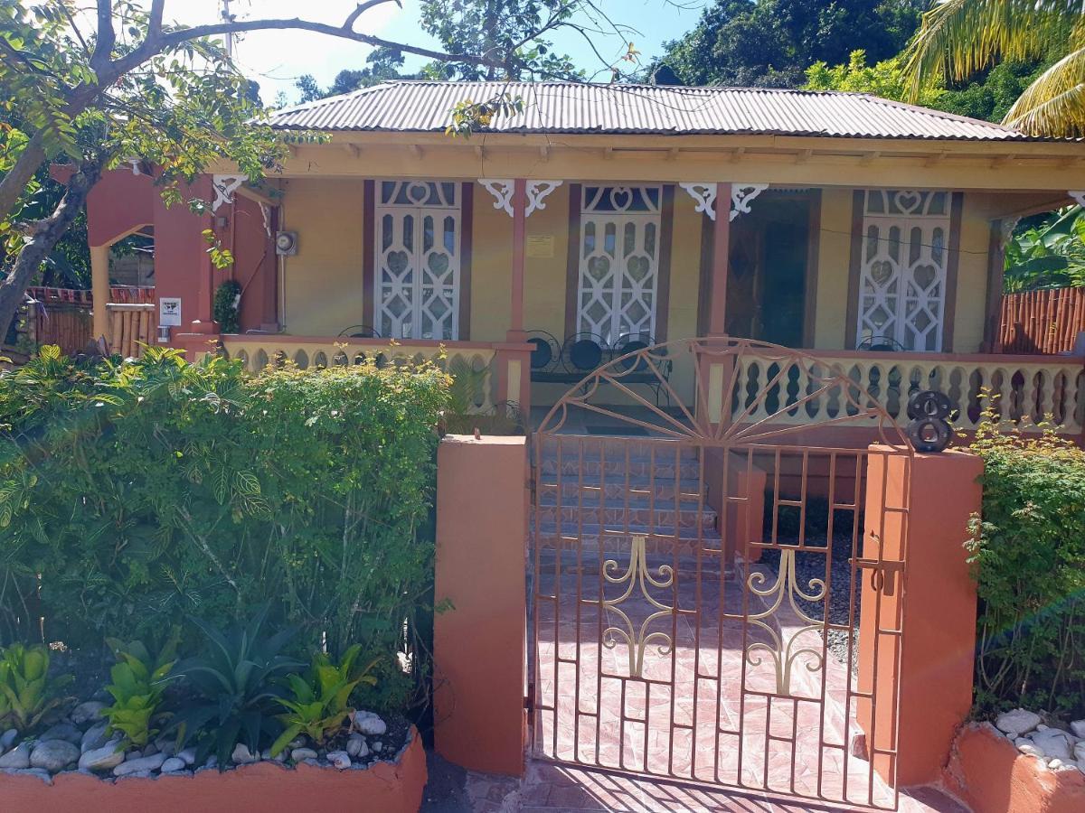 Mesmerize Guest House ポート・アントニオ エクステリア 写真